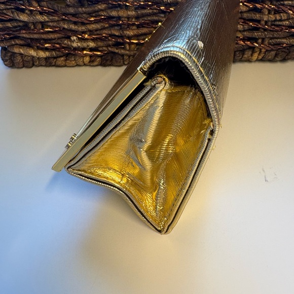 GIVEAWAY 
Tory Burch mini magnetic pouch - Picture 2 of 5